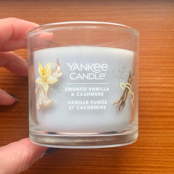 Yankee Candle Signature Tumbler Candle,  Smoked Vanilla & Cashmere Scent - Picture 6 of 13
